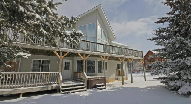 Кровать в общем номере Summit Ridge 2