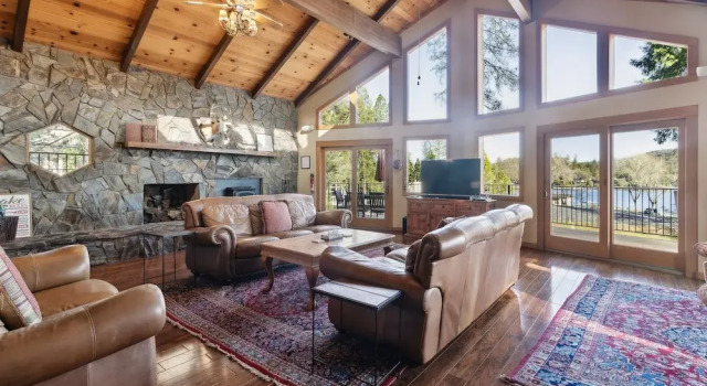 Dos Pinos - Spacious Lakefront Cabin w/ Game Room by Yosemite Region Resorts, Book Feriehus Pine Mountain Lake USA