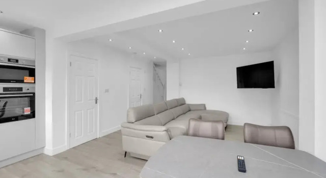 4 Bed - Sleeps 8 - Free Parking - Garden, Забронировать Отель Отели Англии 3 звезды, 3*