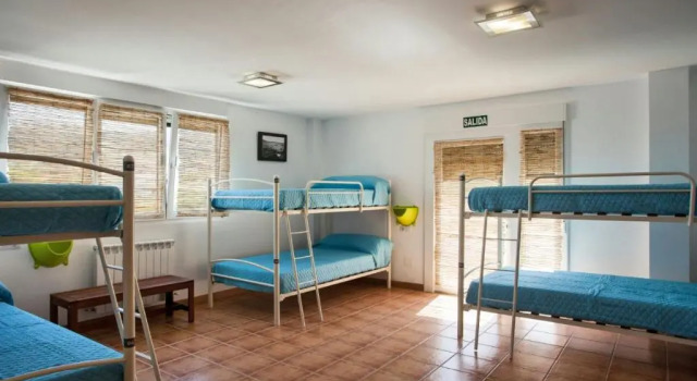 Кровать в общем номере Albergue de Sonia