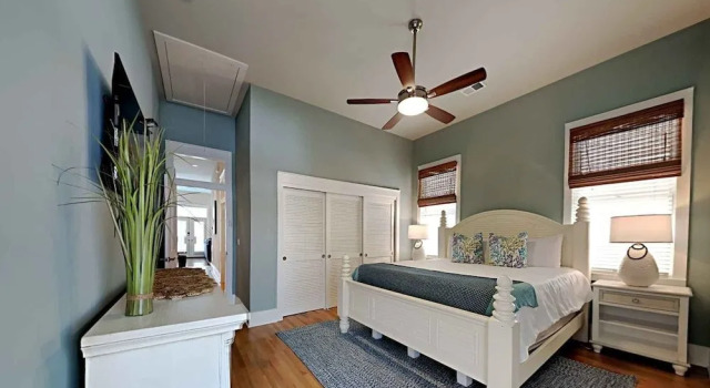 A Garden Cottage by Southern Vacation Rentals, Rezerwuj Dom wakacyjny Hotele w Emerald Coast z parkingiem, Parking