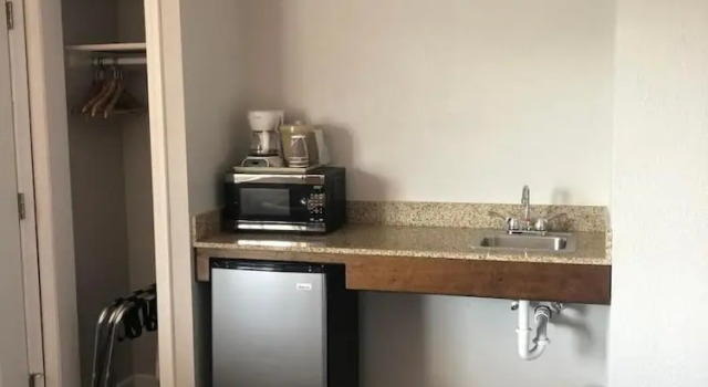 Четырёхместный номер Standard с видом на озеро Park Lane Motel