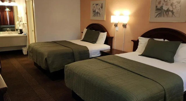 Четырёхместный номер Standard Silver Saddle Motel