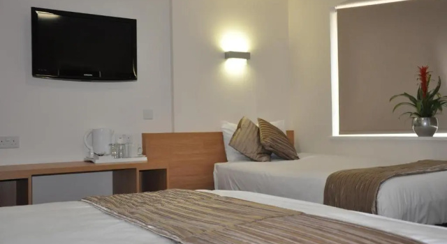 Трёхместный номер Standard Queens Hotel