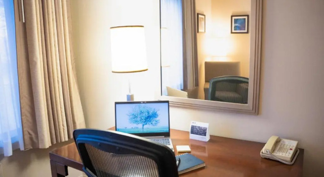 Четырёхместный номер Standard Delta Hotels by Marriott Toledo