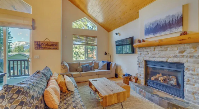 Central Townhome < 1 Mi to The Village at Mammoth!