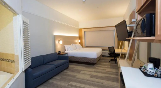 Люкс Holiday Inn Express & Suites Monroe by IHG