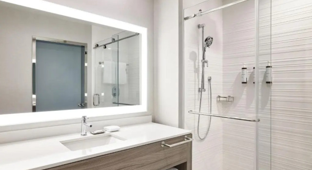 Четырёхместный номер Standard AC Hotel by Marriott St Louis Chesterfield