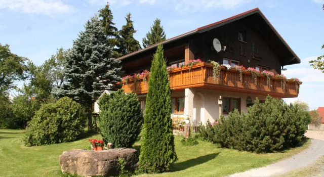 Апартаменты Gästehaus Philipp im Herzen des Fichtelgebirges - 5 Ferienwohnungen, großes Grundstück, Wald und Wiese, Wohnung mit privater Sauna, kostenfreie Parkplätze, WLAN