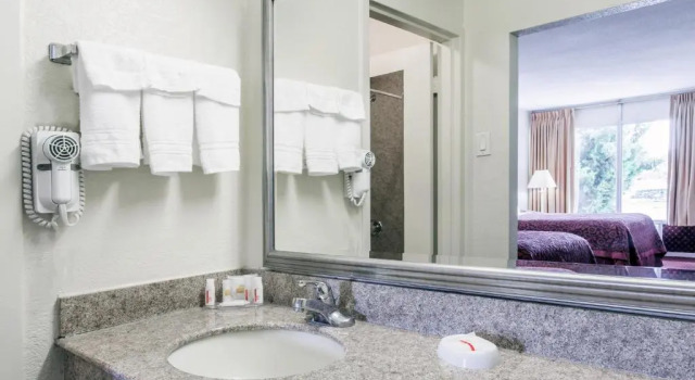 Номер Standard с видом на бассейн Days Inn by Wyndham Melbourne