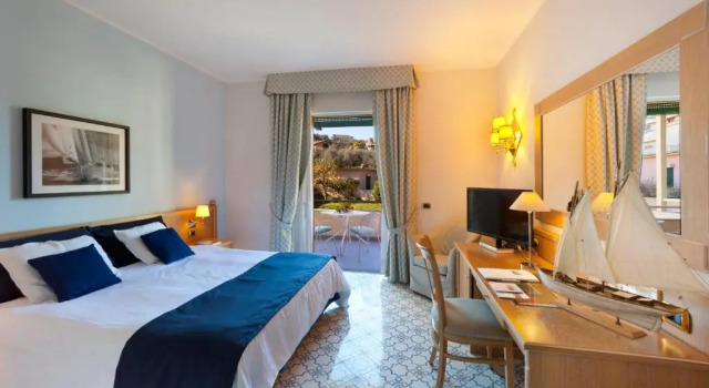 Трёхместный номер с балконом Grand Hotel Vesuvio