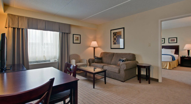 Двухместный люкс с балконом Holiday Inn Express and Suites Kincardine