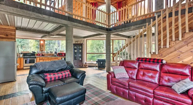 Коттедж Angel Fire Cabin w/ Deck ~ 2 Mi to Ski & Hiking!