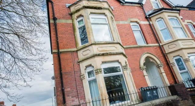 1 bed central Cardiff apartment with free parking, Забронировать Апартаменты/квартира Отели Кардиффа с парковкой, рядом с Центр развлечений Parc All Weather Play, Парковка