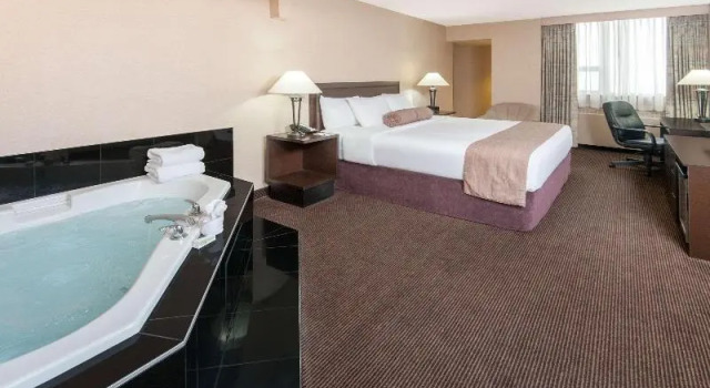 Номер Standard Ramada Plaza by Wyndham Calgary Downtown