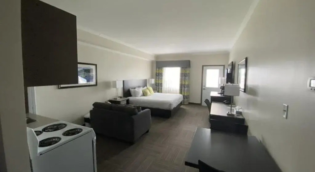 Полулюкс Crossroads Inn & Suites