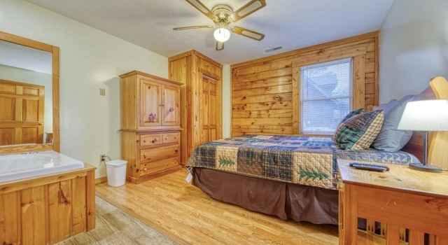 Er24 - Honeysuckle Holler Great Location..close To Town 3 Bedroom Cabin by RedAwning