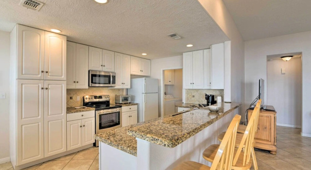 Коттедж с 3 комнатами Beachfront Getaway w/ Deck & Views in Galveston