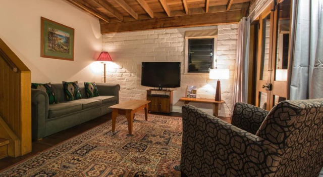 King Parrot Cottages, Book Hotel  