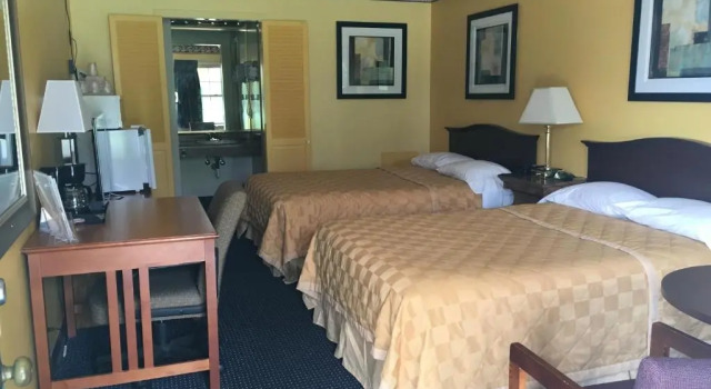 Четырёхместный номер Standard Norwalk Inn