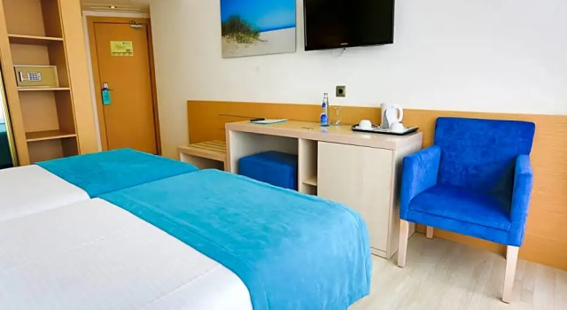 Четырёхместный номер с балконом Hotel Agua Beach "Adults only"
