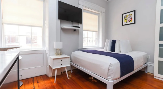 Студия Economy Maverick Suites at 40 Temple St