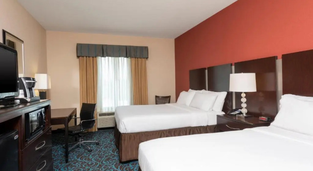 Четырёхместный номер Standard Holiday Inn Express Hotel & Suites New Philadelphia by IHG