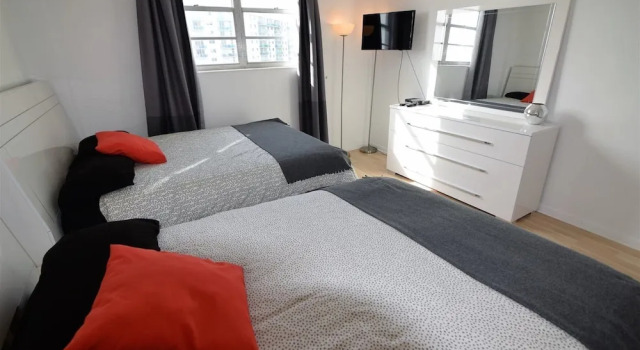 Spectacular 1 Bed 1.5 Baths In Ocean Reserve! Unit 1210, Varaa Huoneisto Hotellit Miami Beach uima-altaalla, Uima-allas