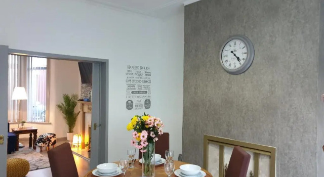 Коттедж Superb Spacious House For Contractors & Families & Private Parking By Liverpool Short Stay