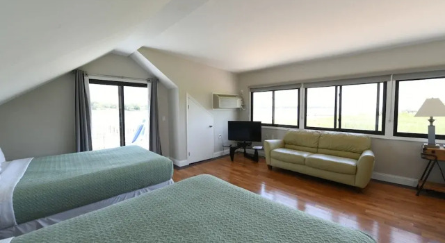 Четырёхместный номер Standard Пентхаус с балконом и с видом на залив Bayview Resort
