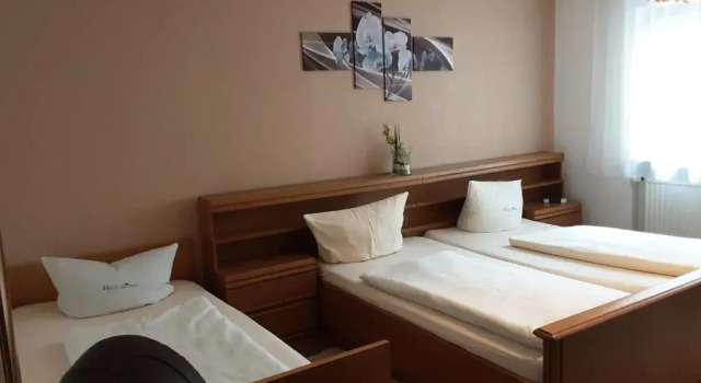 Трёхместный номер Standard с балконом Hotel Gasthof Zur Krone