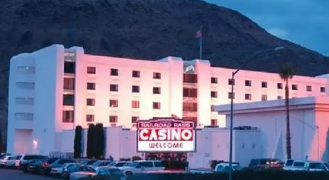 Кровать в общем номере Railroad Pass Hotel and Casino Ramada by Wyndham