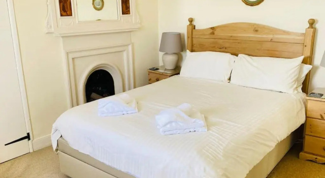 Benwick Cottage - Beachfront Thatched Cottage set on the marine parade with absolutely spectacular Sea views! Sleeps 4, Забронировать Дом для отпуска Отели Лайм-Риджис с парковкой, рядом с Пляж Монмут, Парковка