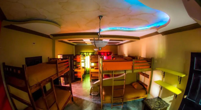 Кровать в общем номере с видом на озеро Hostal Casa de Grethel