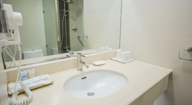 Трёхместный номер Standard с балконом Jiuwu Hotel
