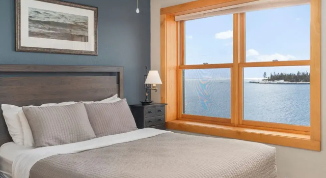 Люкс Deluxe с 2 комнатами с балконом и с видом на озеро East Bay Suites