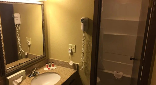 Четырёхместный номер Standard Days Inn by Wyndham Bismarck
