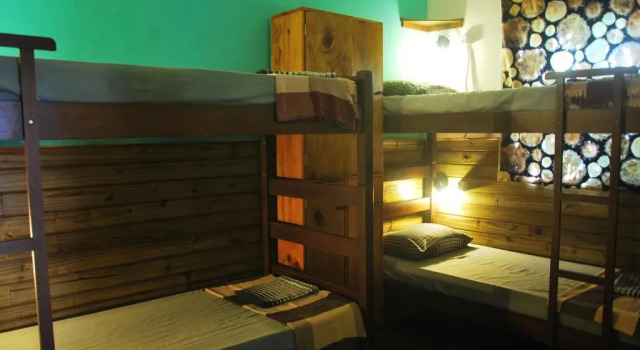 Кровать в общем номере Samblumba Hostel Trindade