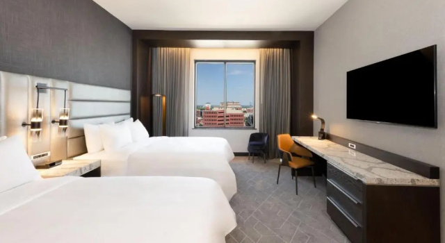 Четырёхместный номер Standard Renaissance Oklahoma City Downtown Bricktown Hotel
