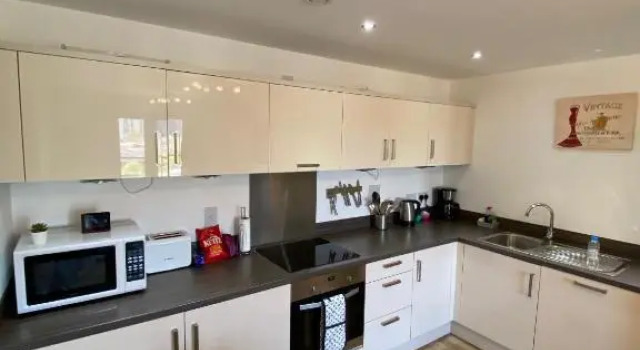 Woking Stylish and Modern 2 bedroom Apartment, Забронировать Апартаменты/квартира Отели High Weald с парковкой, Парковка