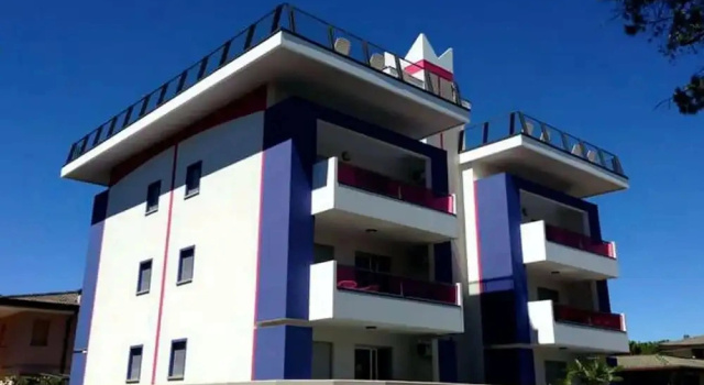 Sunny Terrace and Modern Comforts by the Pool, Забронировать Апартаменты/квартира Бибионе-Пинеда Венето