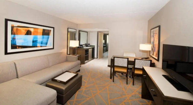 Одноместный люкс с 2 комнатами Embassy Suites by Hilton Cincinnati Northeast - Blue Ash