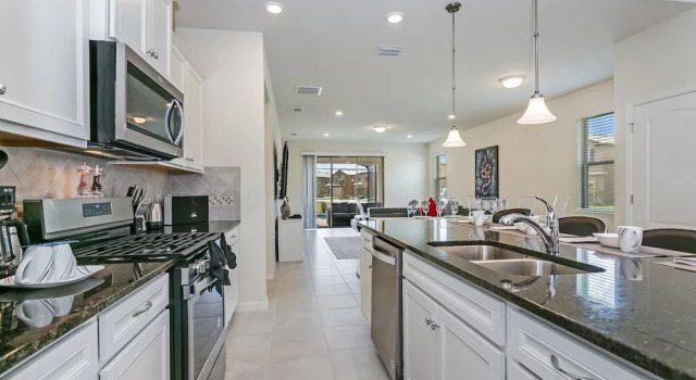 Коттедж Luxury and Style! BIG Pool Area and Game Room in Solterra 6br/4.5 Bath #7st564