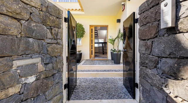 Luxury Villa With Private Heated Pool, Garden and Views of the sea and Mountains, Boek Villa Vakantiehuizen in Madeira, Cottage