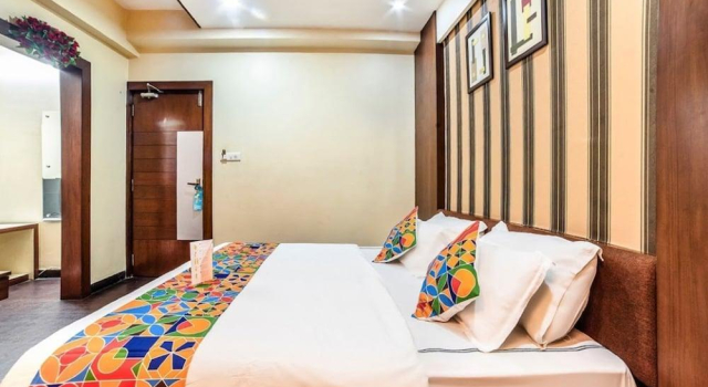 OYO Premium AB Road Bhavarkuan