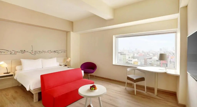 Номер Deluxe Artotel Harmoni Jakarta