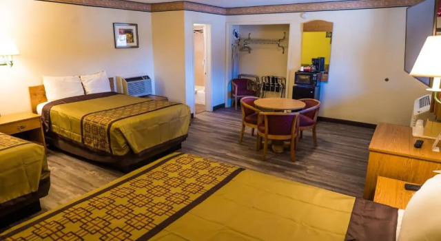 Семейный номер Standard Garner Hotel Albuquerque Airport by IHG
