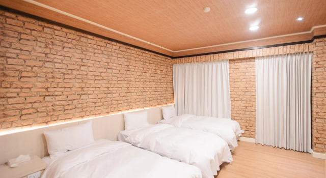 Трёхместный люкс Duke Business Hotel