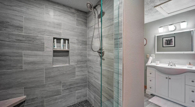 Коттедж Private Eureka Springs Retreat w/ Hot Tub!