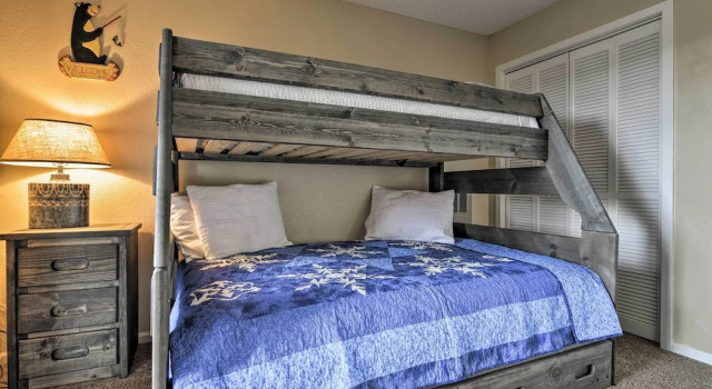 1 Mi to Granby Ranch: Cozy Condo w/ Fireplace